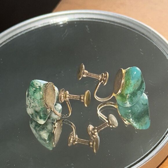 Vintage triangle green mottled stone screw back earrings - Picture 5 of 5